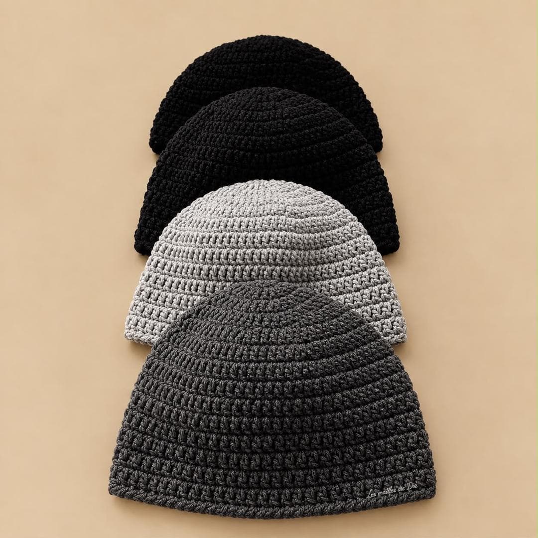 Quatre bonnets crochetés en maille serrée : deux noirs, un gris clair et un gris anthracite.