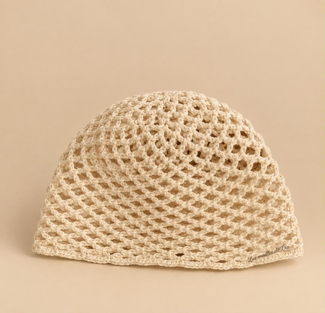 Bonnet crocheté ajouré en maille filet, couleur crème.