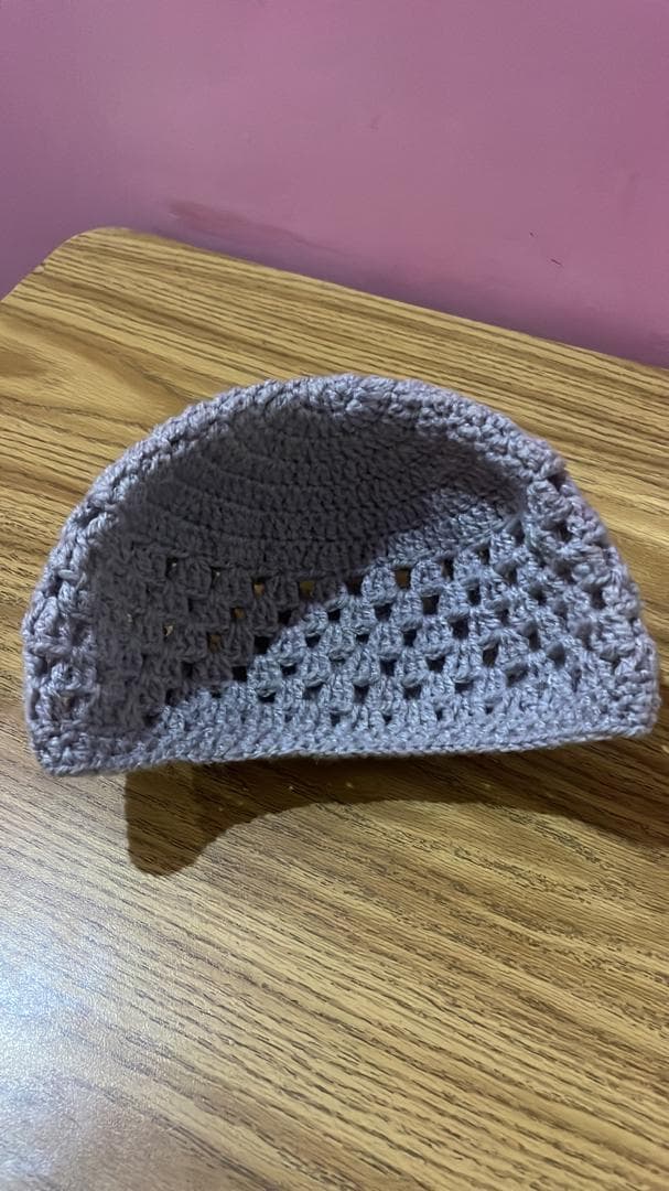 Bonnet crocheté mauve, partie ajourée en points granny.