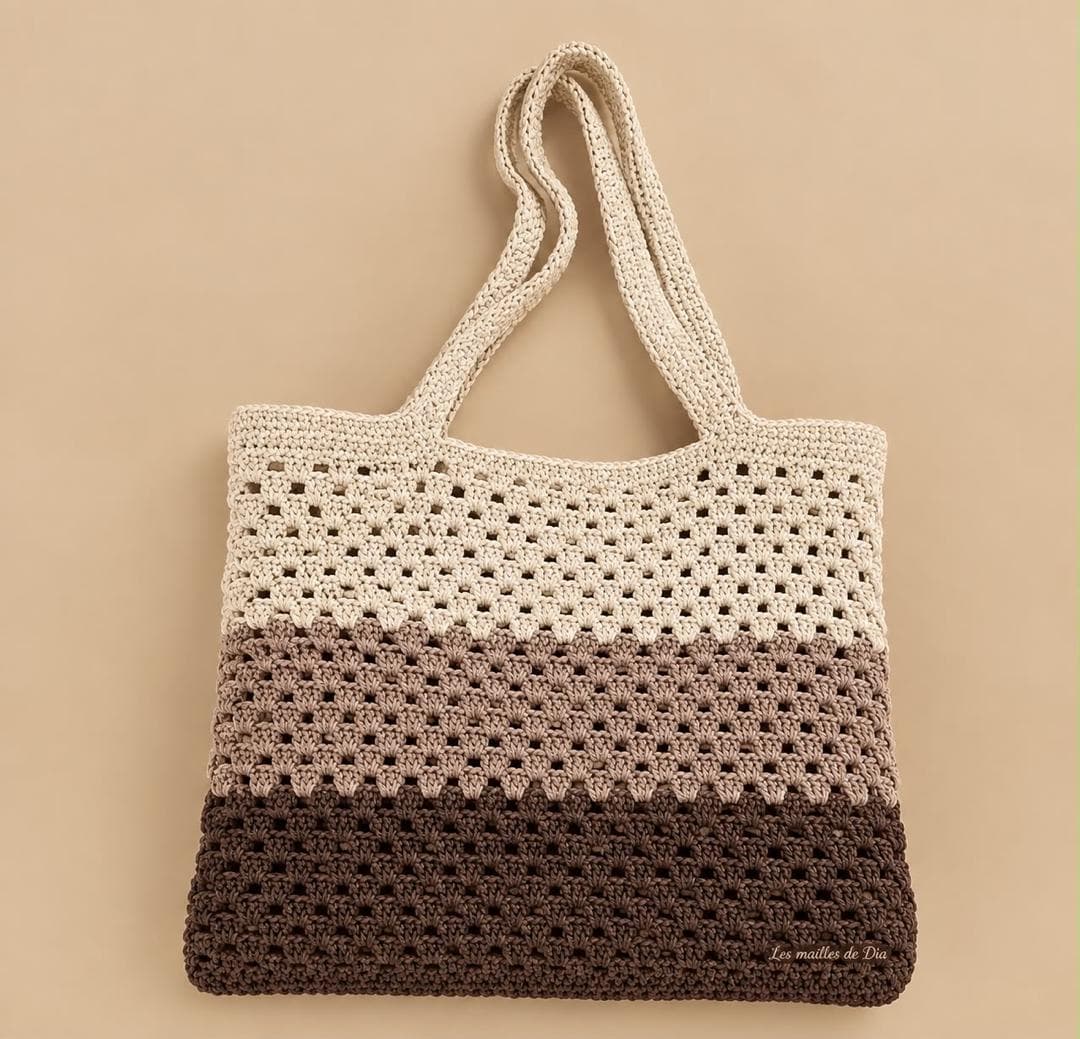Sac cabas ajouré en trois tons, du crème au chocolat, avec deux anses.