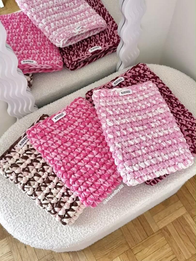 Housses pour tablette crochetées en tons rose, bordeaux et chocolat.