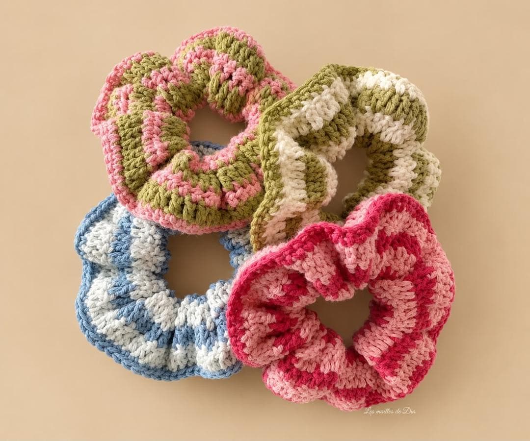 Quatre chouchous crochetés à rayures : rose et vert, vert et crème, bleu et blanc, rose et fuchsia.