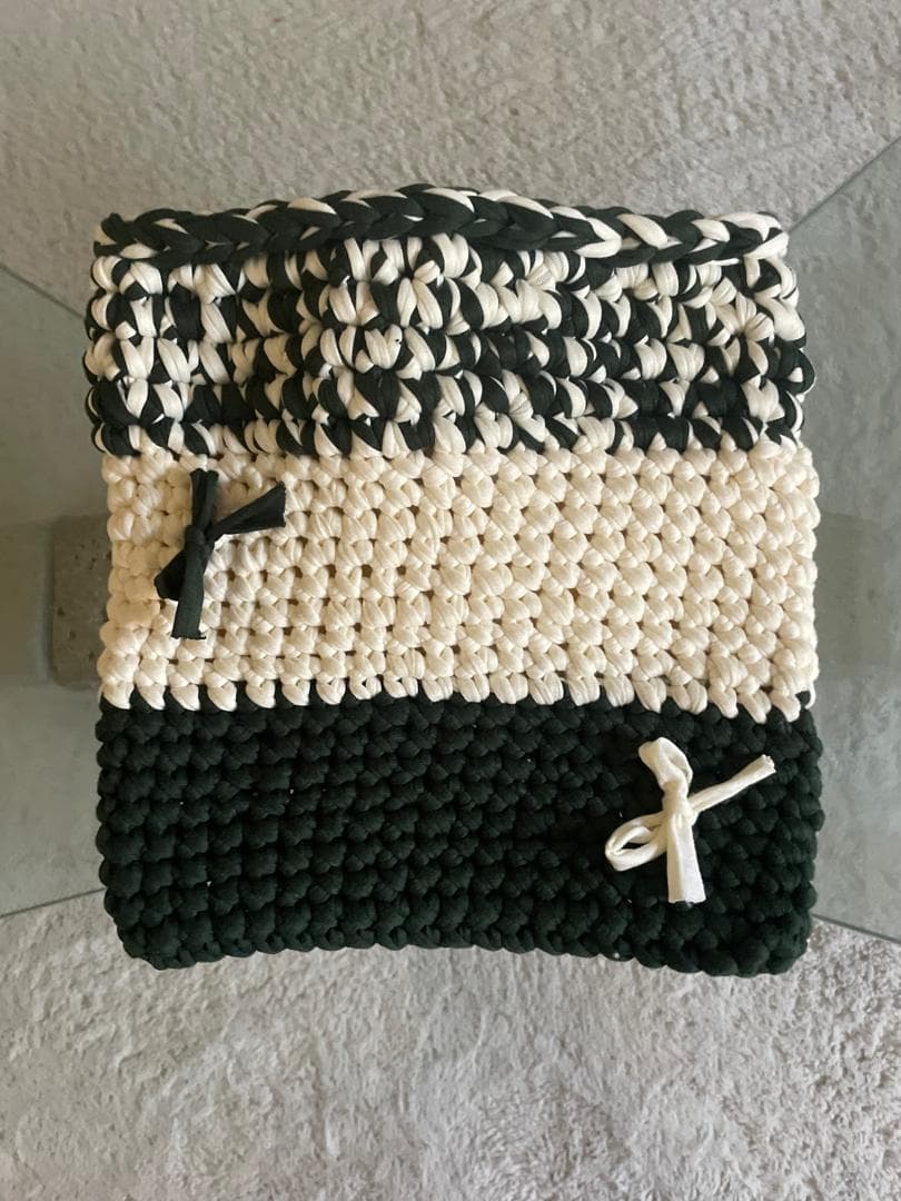Sac crocheté à bandes noire, crème et chinée, décoré de deux petits nœuds.